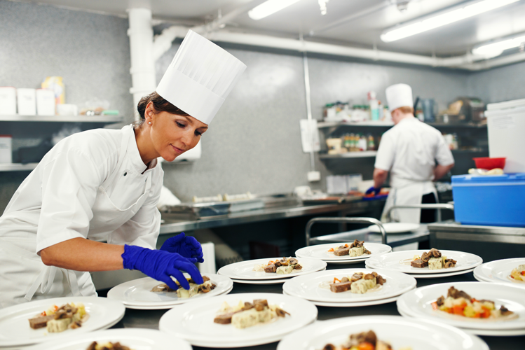 Chefe montando pratos na cozinha industrial. Ficha Técnica